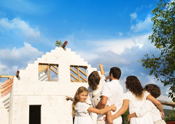 Építése egy új házat család — Stock Fotó
