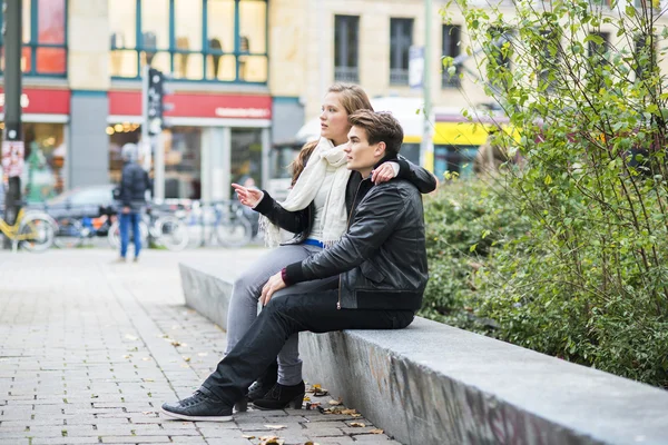 Glückliches Paar in der Stadt — Stockfoto