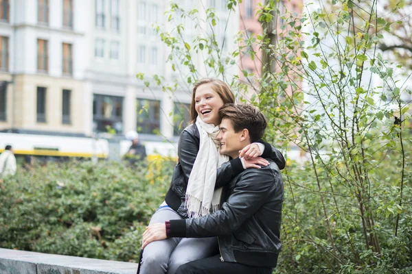 Casal feliz na cidade — Fotografia de Stock