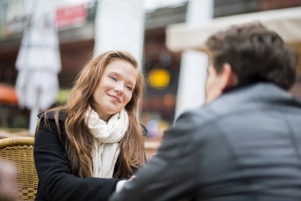 Pareja feliz en la ciudad — Foto de Stock