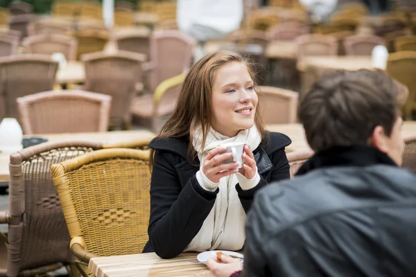 Joyeux couple dans la ville — Photo