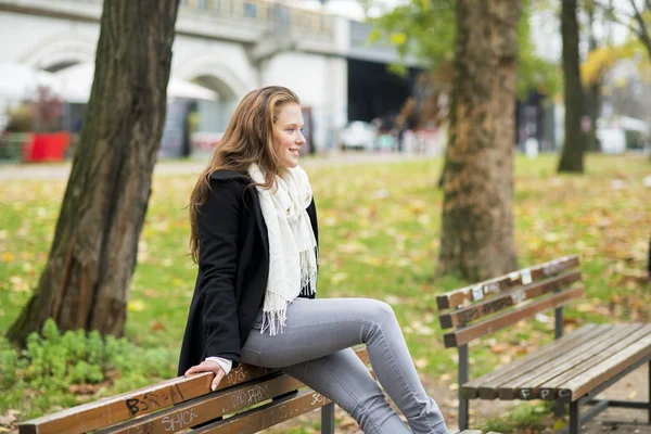 Woman in the city park — Stock Photo, Image