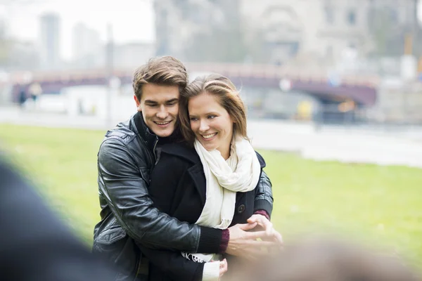 Pareja feliz en la ciudad — Foto de Stock