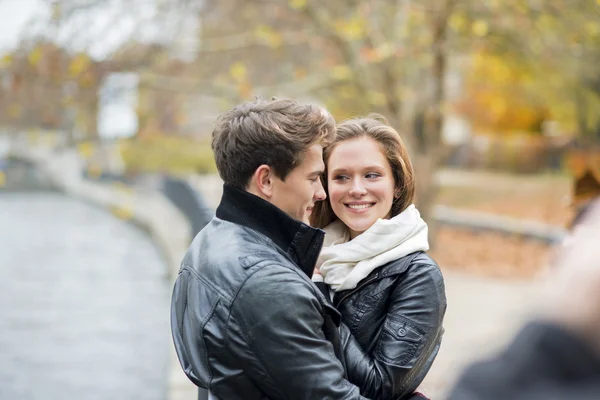 Casal feliz na cidade — Fotografia de Stock