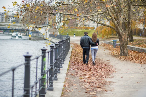 Щаслива пара в місті — стокове фото