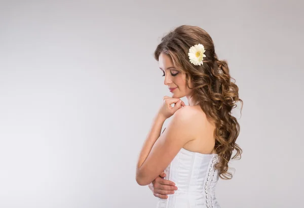Gyönyörű menyasszony pózol — Stock Fotó