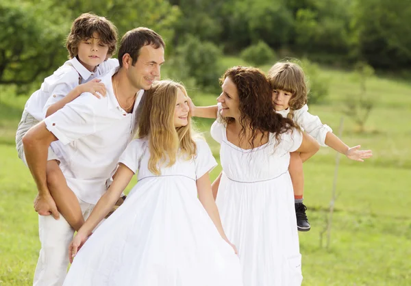 Große Familie entspannt in grüner Natur — Stockfoto