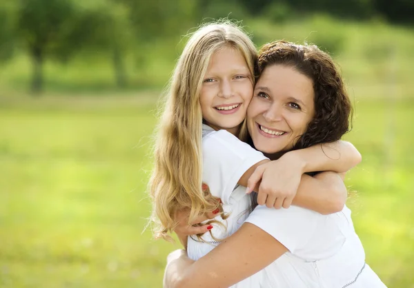 Moeder en dochter knuffelen — Stockfoto