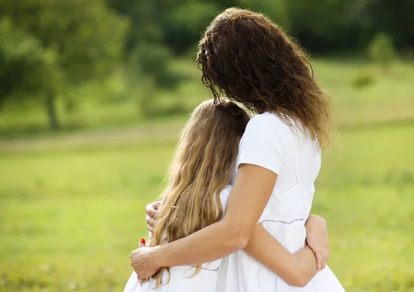 Moeder en dochter knuffelen — Stockfoto