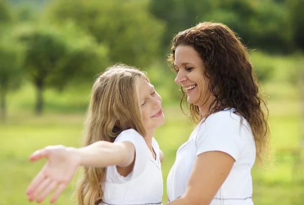 Madre e hija abrazando — Foto de Stock