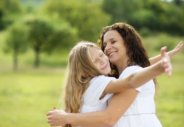 Mor och dotter kramas — Stockfoto