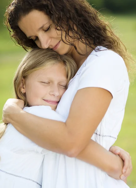 Madre e figlia abbraccio — Foto Stock