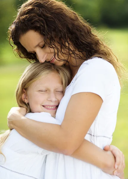 Madre e hija abrazando — Foto de Stock