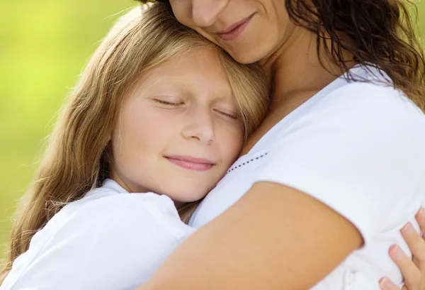 Moeder en dochter knuffelen — Stockfoto