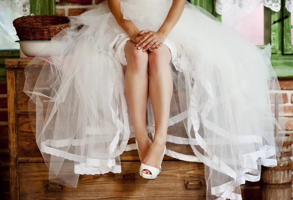 Detalle de piernas de novia con zapatos —  Fotos de Stock
