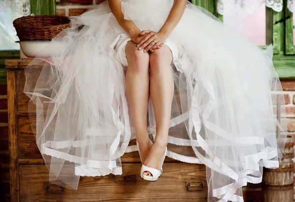 Détail des jambes de mariée avec des chaussures — Photo