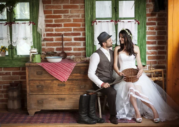 Noiva e noivo casamento estilo país — Fotografia de Stock