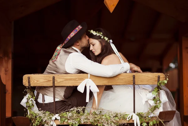 Nevěsta a ženich ve stylu country svatba — Stock fotografie