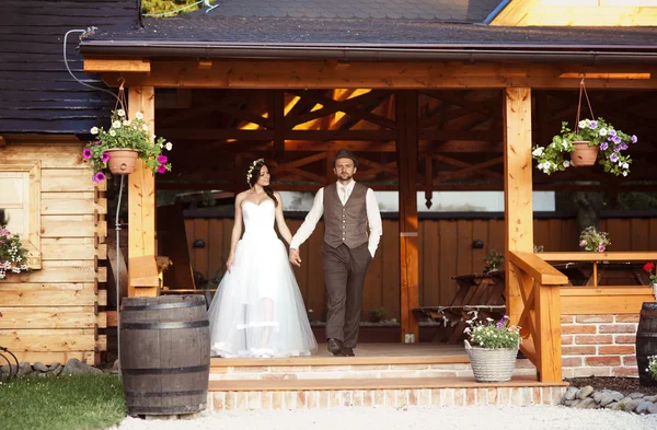 Наречений і наречений сільський стиль весілля — стокове фото