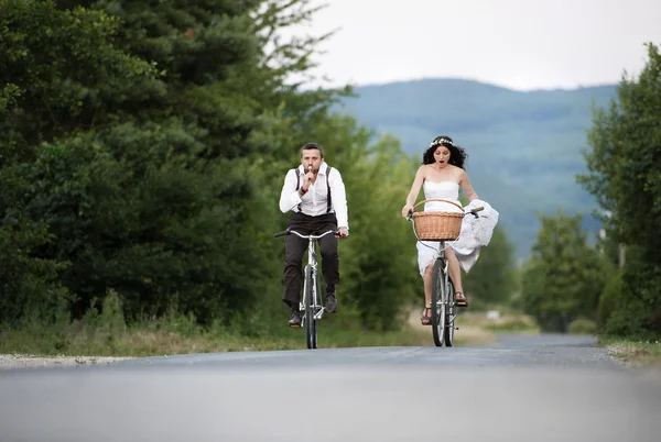 Braut und Bräutigam auf dem Fahrrad — Stockfoto