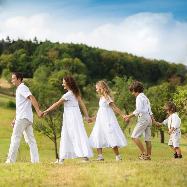 Grande família é relaxante na natureza verde — Fotografia de Stock