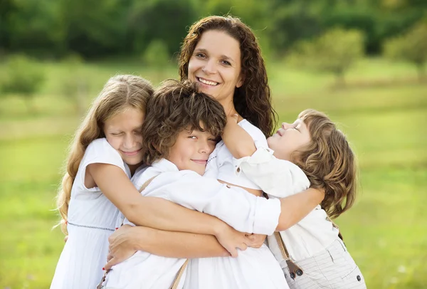 Kinderen en moeder knuffelen — Stockfoto