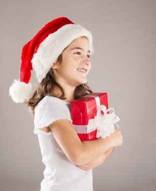 Noel hediye ile Noel Baba şapkalı küçük kız