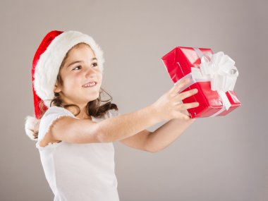 Noel hediye ile Noel Baba şapkalı küçük kız
