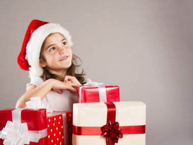 Noel hediye ile Noel Baba şapkalı küçük kız