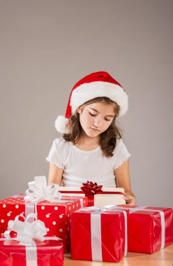 Noel hediye ile Noel Baba şapkalı küçük kız