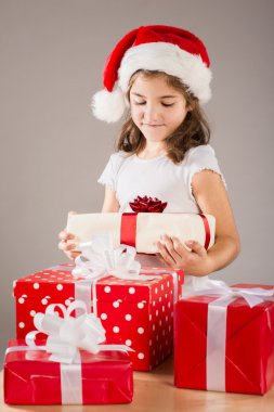 Noel hediye ile Noel Baba şapkalı küçük kız