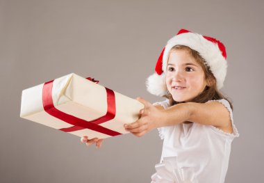 Noel hediye ile Noel Baba şapkalı küçük kız