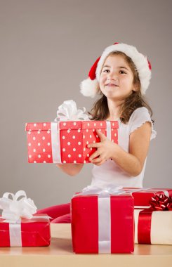 Noel hediye ile Noel Baba şapkalı küçük kız