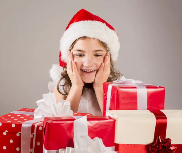 Klein meisje in Kerstman hoed met de gift van Kerstmis — Stockfoto