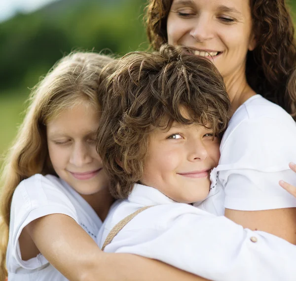 Los niños y la madre abrazos — Foto de Stock