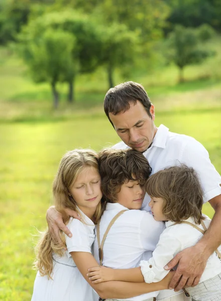 Kinderen en vader knuffelen — Stockfoto