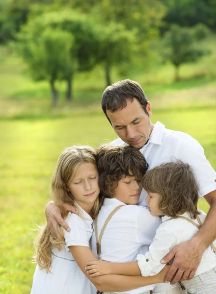 Niños y papá abrazándose —  Fotos de Stock