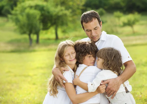 Kinderen en vader knuffelen — Stockfoto