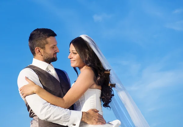 Newly married couple portrait with blue sky — Stock Photo, Image