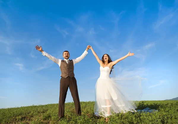Retrato de casal recém-casado com céu azul — Fotografia de Stock