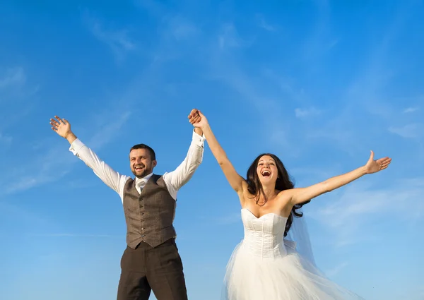 Retrato de casal recém-casado com céu azul — Fotografia de Stock