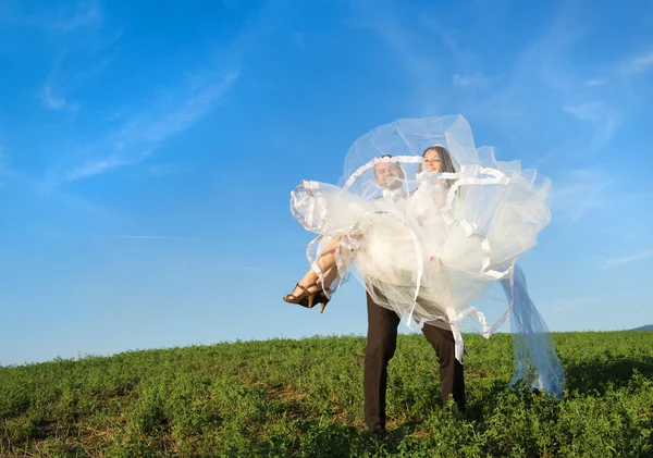 Yeni evli çift dikey, mavi gökyüzü — Stok fotoğraf