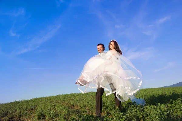 Retrato de casal recém-casado com céu azul — Fotografia de Stock