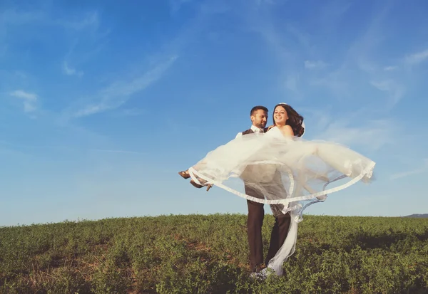 Retrato de casal recém-casado com céu azul — Fotografia de Stock