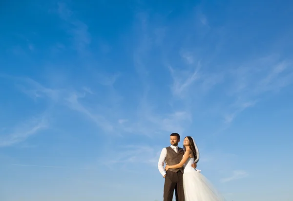 Nyligen gift par porträtt med blå himmel — Stockfoto