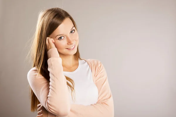 Schöne junge Frau — Stockfoto