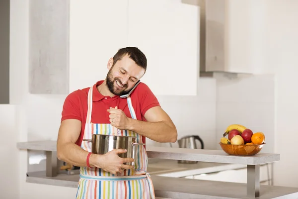 Homme dans la cuisine — Photo