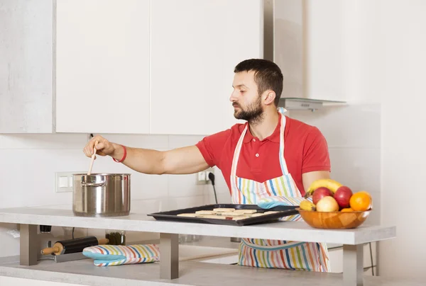 Man i köket — Stockfoto