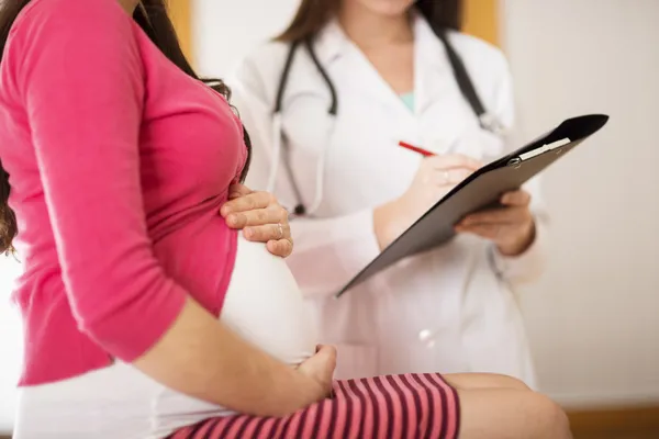 Pregnant woman with doctor — Stock Photo, Image