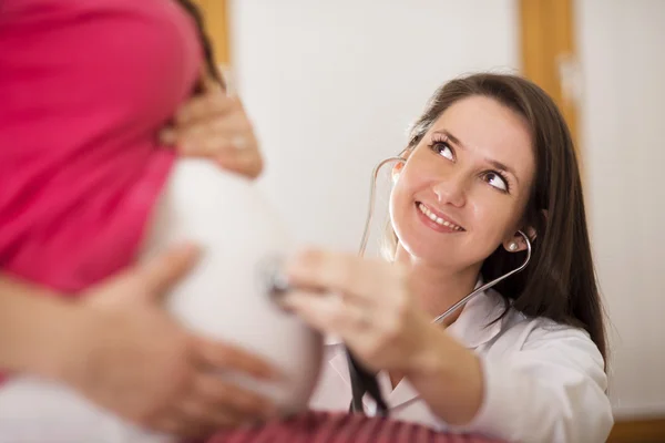 Gravid kvinna med läkare — Stockfoto